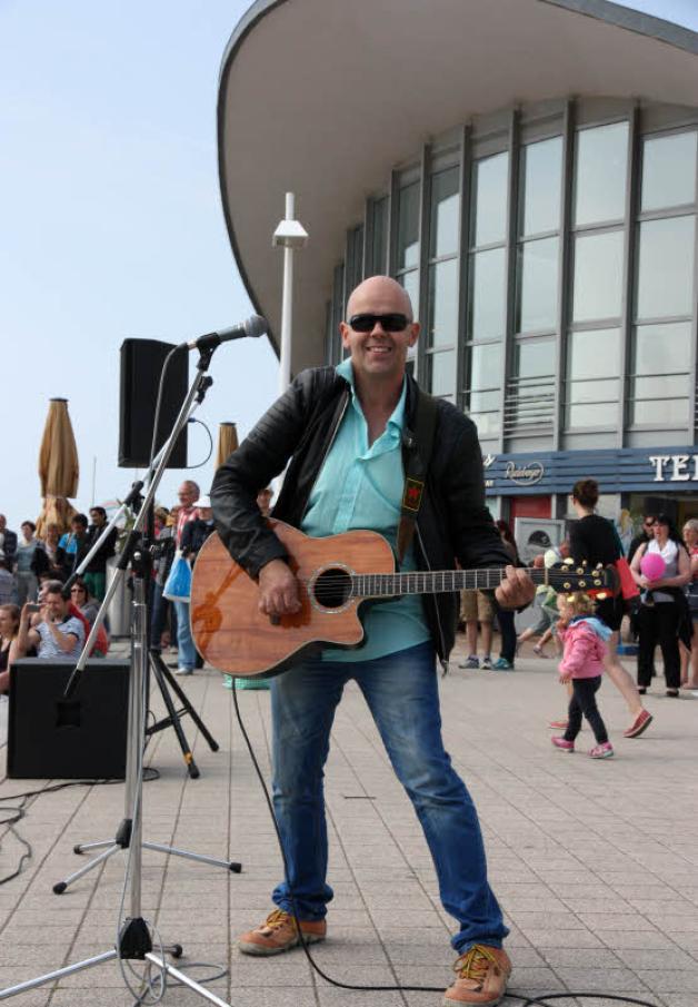 Der geborene Rostocker Lutz Dammann spielte seinen Song „Tanzen auf dem Meer“.