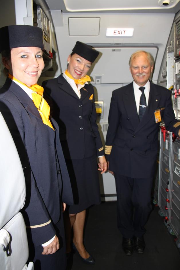 Die Lufthansa Crew-Mitglieder vor dem Flug  Fotos: Jhah 