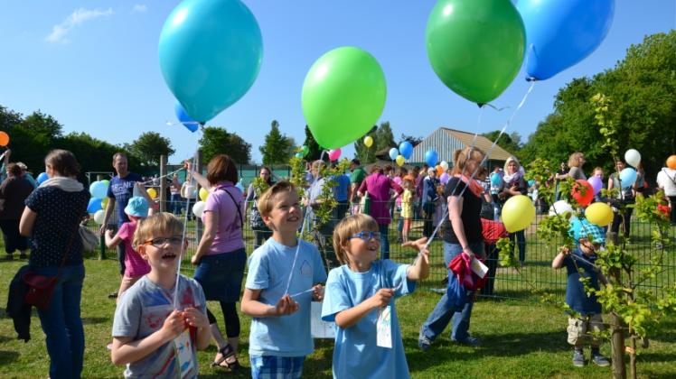Am Ende des Fests ließen die Kinder Luftballons mit Postkarten steigen. 