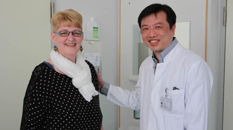 Anja Lehmann mit ihrem Arzt Prof. Tung Yu Tsui. In der Reha wird sie nun wieder zu Kräften kommen.  