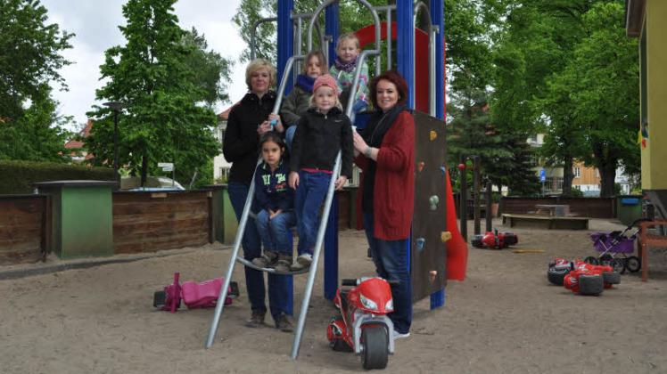 Die Rutsche und knapp die Hälfte ihrer Spielfläche müssten Erzieherin Kerstin Sklaschus (l.), Leentje, Greta, Thea und Melika (v.o.) und Kita-Leiterin Sandra Schmidt in der Bauphase einbüßen. Die Rutsche und knapp die Hälfte ihrer Spielfläche müssten Erzieherin Kerstin Sklaschus (l.), Leentje, Greta, Thea und Melika (v.o.) und Kita-Leiterin Sandra Schmidt in der Bauphase einbüßen.