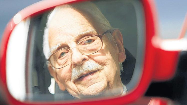 Wie verkehrstüchtig sind ältere Autofahrer noch? Der ADAC fordert: Ihre individuelle Mobilität soll erhalten bleiben – ihre Eigenverantwortung gestärkt werden. 