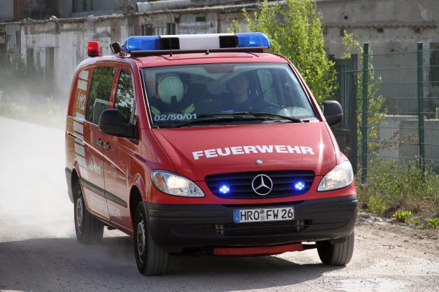 Brennende Müllhaufen bei Rostocker Recyclingfirma sorgen für Feuerwehreinsatz Brennende Müllhaufen bei Rostocker Recyclingfirma sorgen für Feuerwehreinsatz