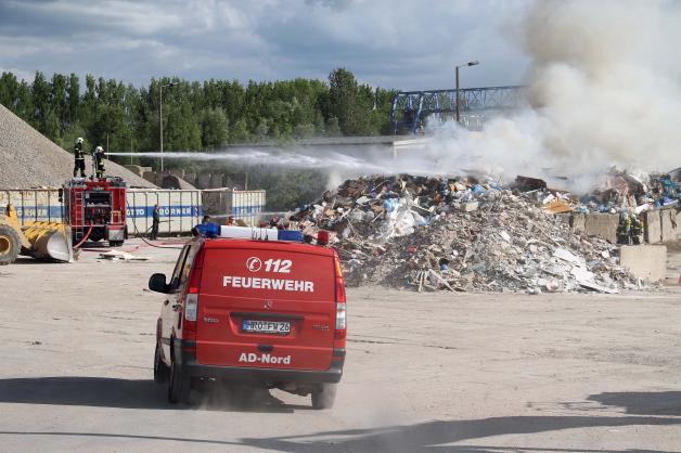 Brennende Müllhaufen bei Rostocker Recyclingfirma sorgen für Feuerwehreinsatz