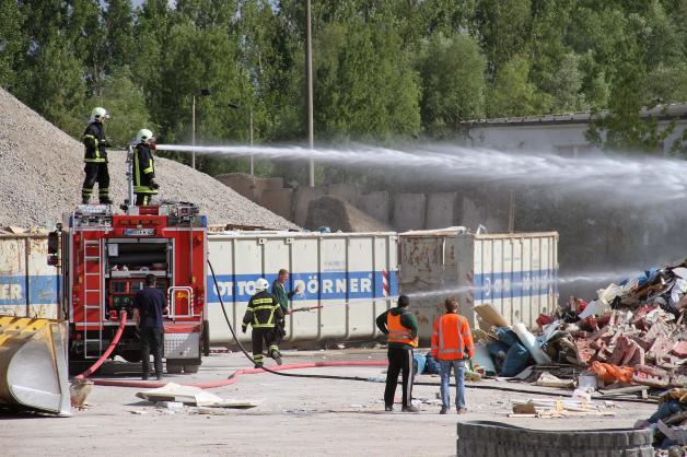 Brennende Müllhaufen bei Rostocker Recyclingfirma sorgen für Feuerwehreinsatz Brennende Müllhaufen bei Rostocker Recyclingfirma sorgen für Feuerwehreinsatz