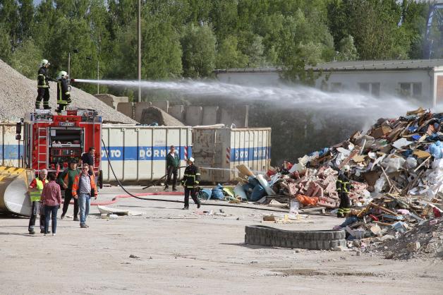 Brennende Müllhaufen bei Rostocker Recyclingfirma sorgen für Feuerwehreinsatz
