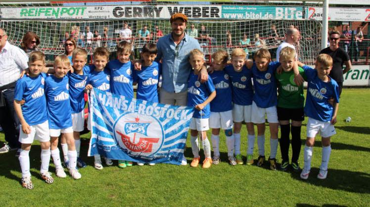 Erinnerungsfoto mit David Beckham: Die U 10 des FC Hansa Rostock – von links: Tim-Lukas Eick, Matheo Venohr, Melvin Galinsky, Jakob Rätzel, Mattis Bock, Richard Bauer, Tim Fürstenau, Leo Bera, Theo Stein, Thorben Schwarz, Pit Zuhler, Leopold Großklaus – wurde Elfter beim PT-Junior-Sports-Cup in Verl. Fotos: Privat Erinnerungsfoto mit David Beckham: Die U 10 des FC Hansa Rostock – von links: Tim-Lukas Eick, Matheo Venohr, Melvin Galinsky, Jakob Rätzel, Mattis Bock, Richard Bauer, Tim Fürstenau, Leo Bera, Theo Stein, Thorben Schwarz, Pit Zuhler, Leopold Großklaus – wurde Elfter beim PT-Junior-Sports-Cup in Verl. Fotos: Privat