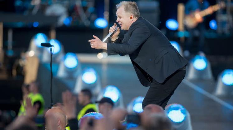 Und Tanzen kann er auch noch: Herbert Grönemeyer überzeugte sein Publikum in Rostock gestern zum wiederholten Mal. Und Tanzen kann er auch noch: Herbert Grönemeyer überzeugte sein Publikum in Rostock gestern zum wiederholten Mal.