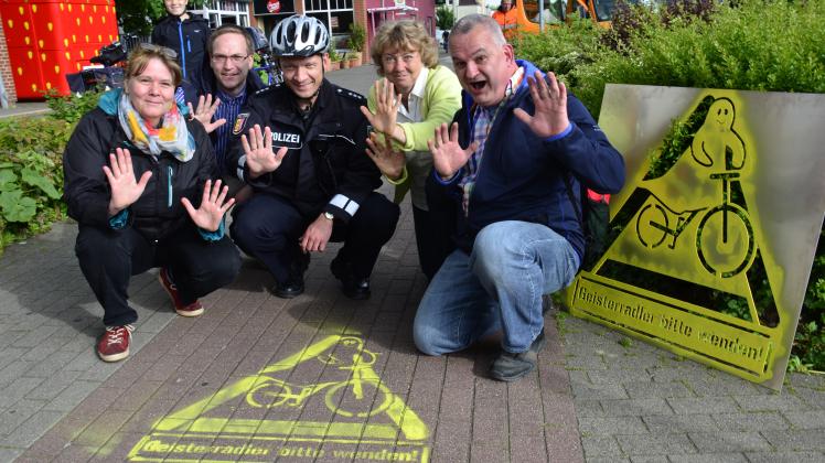 Stoppt die „Geisterradler“: Mitglieder der Elmshorner Radwege AG brachten die ersten Warn-Graffitis in der Stadt auf.