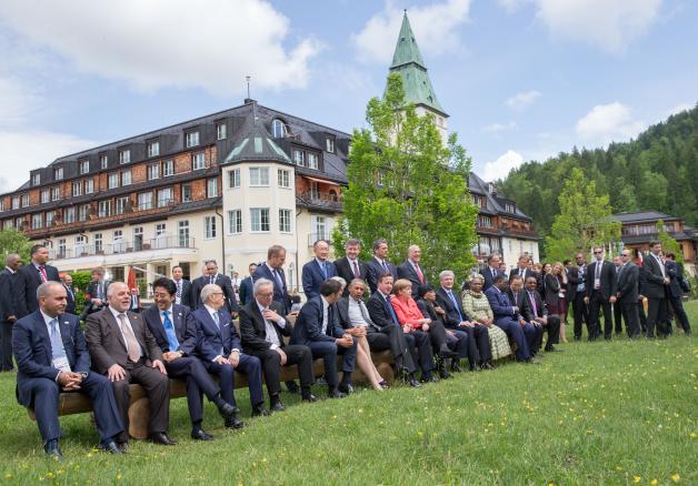 Bundeskanzlerin Angela Merkel und die Staats- und Regierungschefs von G7 und der Outreach Staaten auf der Bank, auf der vorher nur Obama saß.