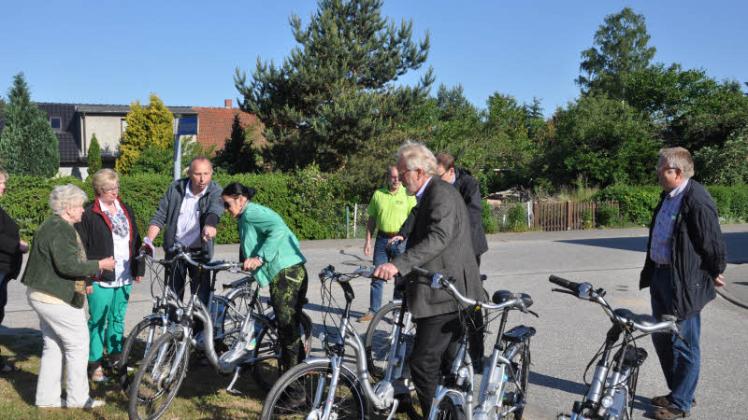 Gemeindevertreter Björn Kasch erklärt Wera Festner, Elli Krüger und Gerlinde Stellmach (v. l.) den Gebrauch der E-Bikes. Fotos: Uwe Köhnke 