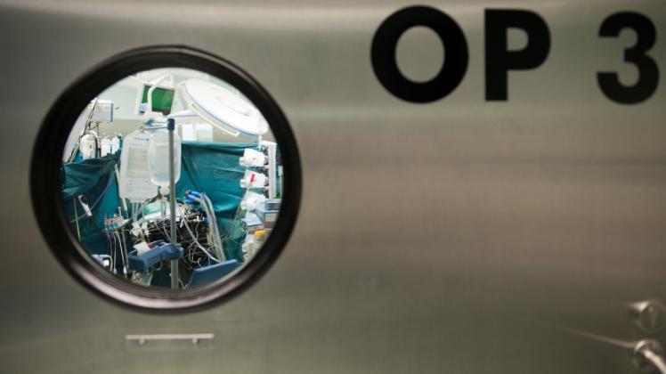 Unnötige Operation? Blick durch das Fenster eines Operationssaals in einem Berliner Krankenhaus  