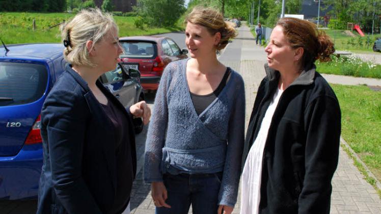 Überzeugt von der Prokon-Idee (v. l.): Nadja Bucholski, Anne Dittrich und Angela Key vor dem Firmensitz. 