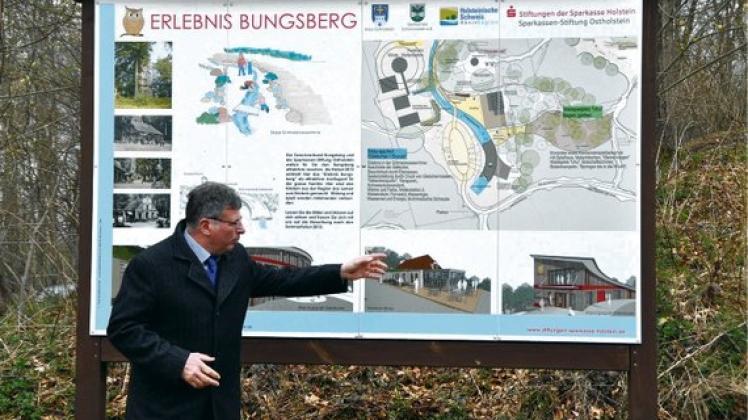 Horst Weppler, Leiter des Planungsamtes beim Kreis Ostholstein, erläuterte schwungvoll die Bauvorhaben am Bungsberg.  Foto: buhmann