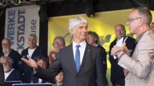 Staatssekretär Frank Nägele eröffnete die Matjeswochen auf der Bühne am Markt mit Moderator Stefan Wolter (rechts).