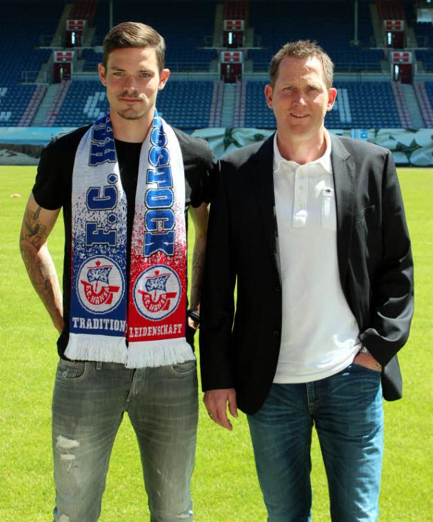 Neuzugang Nummer fünf: Dennis Erdmann (l.), hier mit dem Sportlichen Leiter Uwe Klein, kommt aus Dresden.  