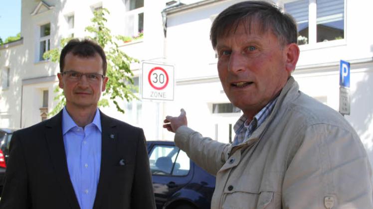 In den Augen von Ralf Hammel (l.) und Ernst-Uwe Gütschow müsste dieses Schild versetzt werden. In den Augen von Ralf Hammel (l.) und Ernst-Uwe Gütschow müsste dieses Schild versetzt werden.