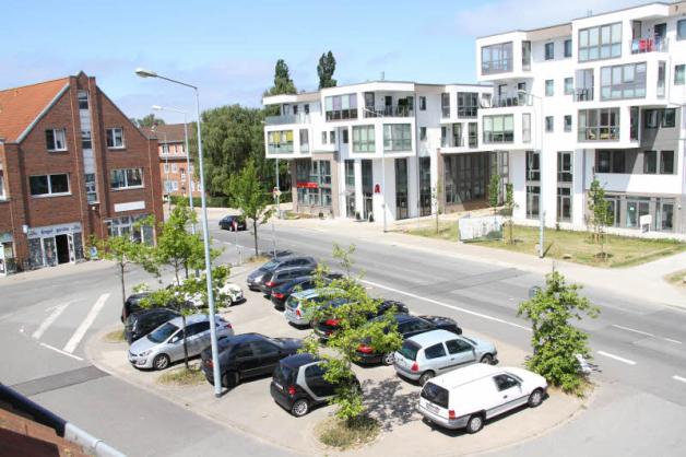 Hier geht es gleich um zwei Probleme: In der Mitte werden Parkplätze von den Warnemündern gewünscht. Und dann wäre es gut, wenn das Schild Lortzingstraße von dem Platz vor einem Laden auf diese Insel umgesetzt wird – weil es dort besser zu sehen ist. Fotos: mapp Hier geht es gleich um zwei Probleme: In der Mitte werden Parkplätze von den Warnemündern gewünscht. Und dann wäre es gut, wenn das Schild Lortzingstraße von dem Platz vor einem Laden auf diese Insel umgesetzt wird – weil es dort besser zu sehen ist. Fotos: mapp