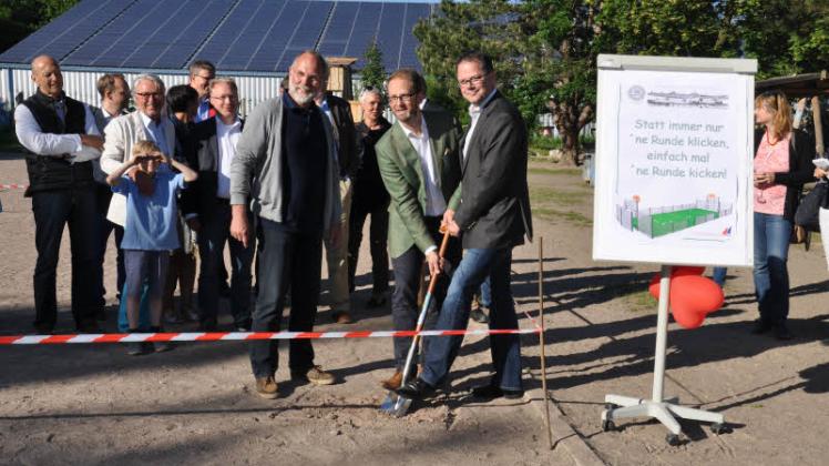 Sichtlich dankbar ist RFZ-Leiter Frank Lüttgerding (l.), als René Geschke (M. )und Ölermann Alexander Winter beim Sommerfest den ersten Spatenstich für die neue Kinderstadt setzen. Sichtlich dankbar ist RFZ-Leiter Frank Lüttgerding (l.), als René Geschke (M. )und Ölermann Alexander Winter beim Sommerfest den ersten Spatenstich für die neue Kinderstadt setzen.