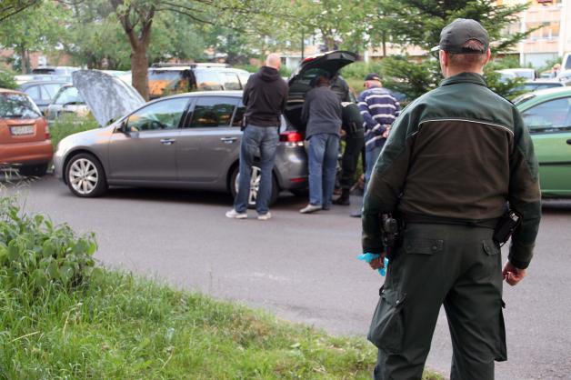 Polizeispezialeinheiten schlagen zu, Drogenrazzia in Rostock-Lichtenhagen: zwei Festnahmen Polizeispezialeinheiten schlagen zu, Drogenrazzia in Rostock-Lichtenhagen: zwei Festnahmen