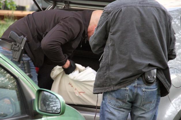 Polizeispezialeinheiten schlagen zu, Drogenrazzia in Rostock-Lichtenhagen: zwei Festnahmen