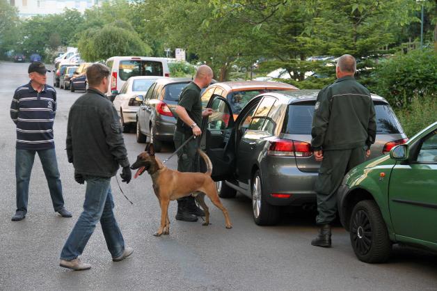 Polizeispezialeinheiten schlagen zu, Drogenrazzia in Rostock-Lichtenhagen: zwei Festnahmen