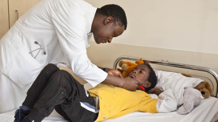 Kinderchirurg Dr. Christian Therra stammt aus Mali und konnte vor der schwierigen OP eine vertrauensvolle Beziehung zu dem achtjährigen Muhammed aus Gambia aufbauen.  