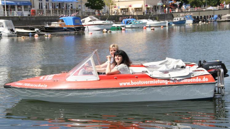 Mit dem Leihboot geht’s hinaus: Agnes Kratzke (vorn) und Doreen Schultze  Fotos: mapp 