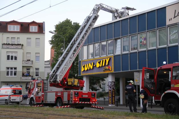Mann stürzt in Rostock beim Balkonklettern ab - Lebensgefahr
