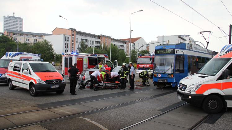 Auto stößt in Rostock auf Vögenteichkreuzung mit Straßenbahn zusammen - 2 Verletzte