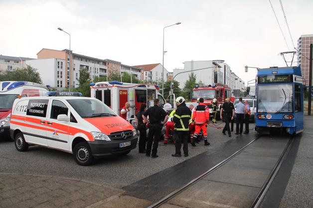 Auto stößt in Rostock auf Vögenteichkreuzung mit Straßenbahn zusammen - 2 Verletzte Auto stößt in Rostock auf Vögenteichkreuzung mit Straßenbahn zusammen - 2 Verletzte