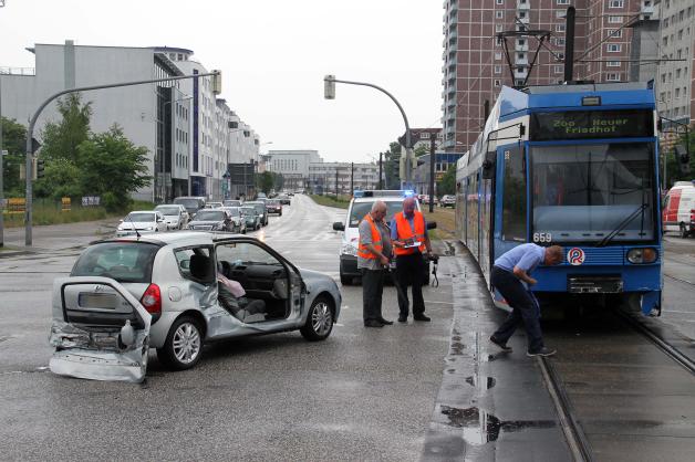 Auto stößt in Rostock auf Vögenteichkreuzung mit Straßenbahn zusammen - 2 Verletzte