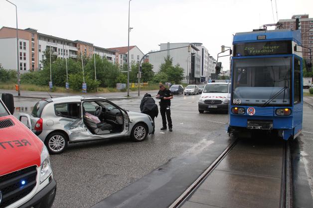 Auto stößt in Rostock auf Vögenteichkreuzung mit Straßenbahn zusammen - 2 Verletzte Auto stößt in Rostock auf Vögenteichkreuzung mit Straßenbahn zusammen - 2 Verletzte