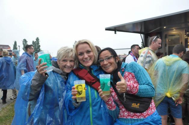Giesine Müller, Cindy Kuhl und Katrin Hubert trotzen dem Regen gemeinsam.