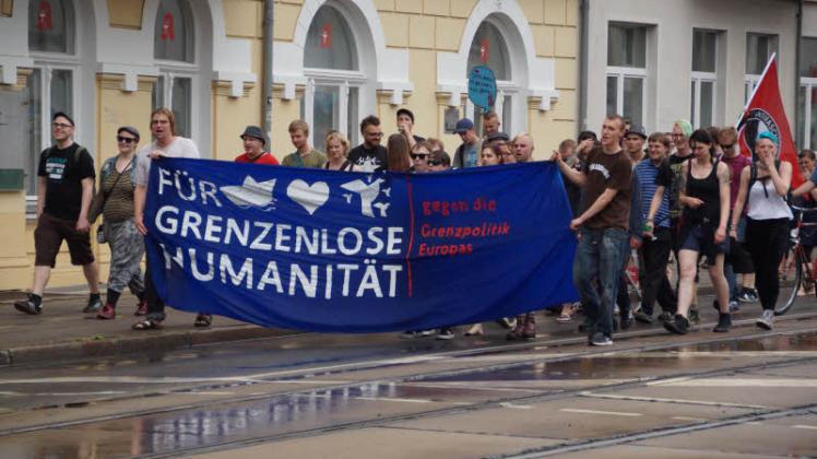 Für mehr Humanität sind die Demonstranten durch Rostocks Straßen gezogen. 