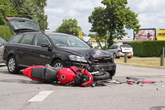 Schwerer Unfall in Elmenhorst nach Vorfahrtsfehler: Motorrad kracht in Auto