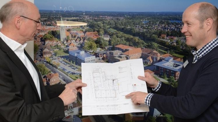 Stellten die Pläne für den Neubau vor: Walter Borker (links) und Andreas Wilms. Fotos: Carola Alge