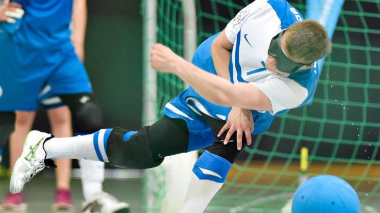 Reno Tiede beim Wurf: Der Ball wird mit einer dem Diskuswurf ähnlichen Bewegung in Richtung gegnerisches Tor geschleudert. Reno Tiede beim Wurf: Der Ball wird mit einer dem Diskuswurf ähnlichen Bewegung in Richtung gegnerisches Tor geschleudert.
