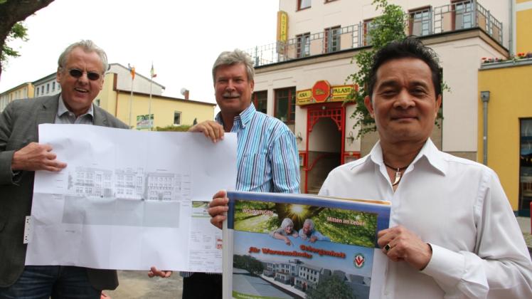 Sind stolz auf das Vorhaben: Architekt Enno Zeug (l.) und die beiden Geschäftspartner und Bauherren Christian Mießner und Ta Minh (r.)  