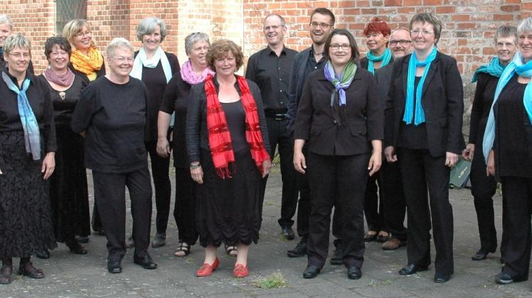 Der „Chor in Sanitz“ singt seit 1995 auch auf internationalen Bühnen. Seit 2011 ist Tilmann Fröhlich musikalischer Leiter.  
