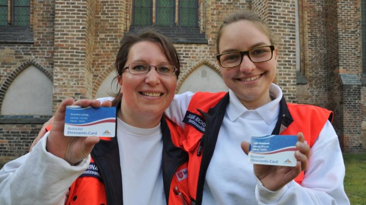 Weil sie sich für die Malteser engagieren, haben Severina Ladwig (links) und Julia Eichstaedt die Ehrenamts-Card der Stadt bekommen.  