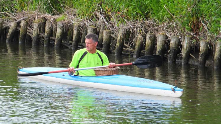 Pastor Erhard Graf setzte die 100 Enten 200 Meter vorm Ziel in der Trave aus.