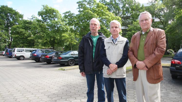 Horst Bastian (v. r.), Werner Lüdtke und Hartmut Krüger  können Pläne für eine Notunterkunft auf dem  Parkplatz vor ihrer Wohnungstür nicht nachvollziehen. 