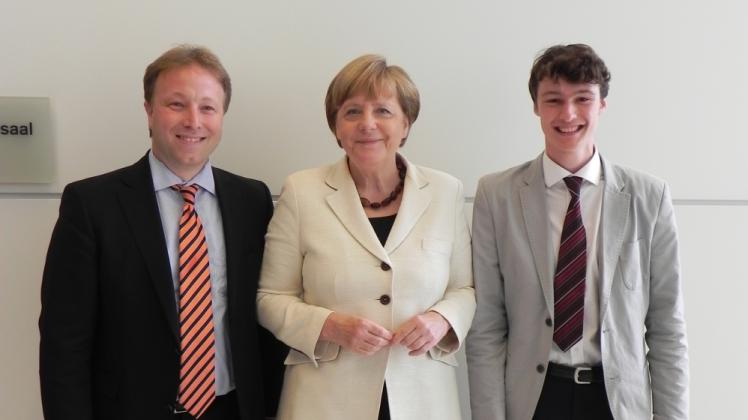 Erik Zander (r.) und Bundestagsabgeordneter Sebastian Steineke mit Kanzlerin Angela Merkel.