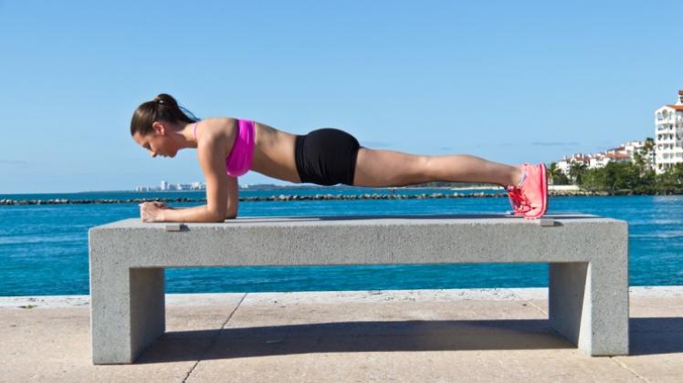 Stärkt die Körpermitte: die Fitness-Übung „Plank“. Aber was passiert, wenn man im Training übertreibt? 