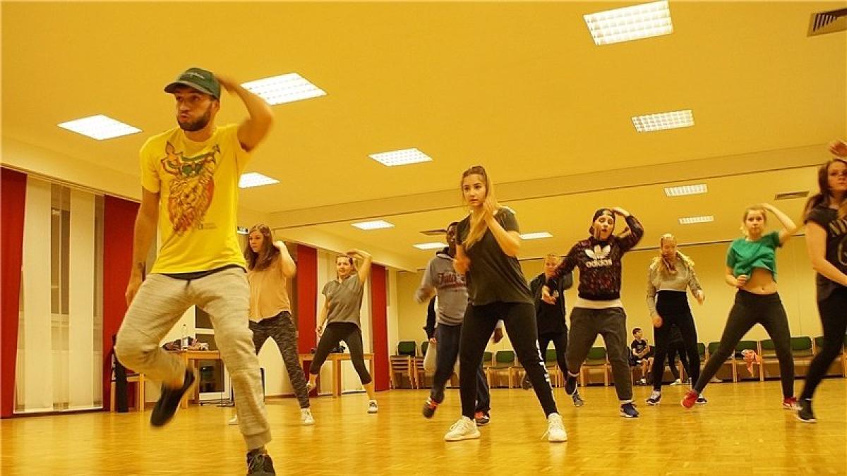 Jugendliche tanzen Hip Hop im DRKZentrum NOZ