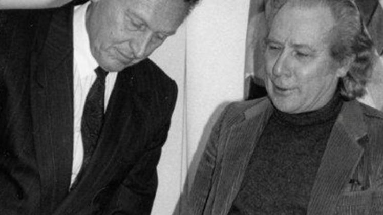 
              Besuch im Atelier: 1989 erläuterte Friedrich Teepe (rechts) dem damaligen niedersächsischen Minister für Wissenschaft und Kunst, Johann Tönjes Cassens, seine Kunst. 