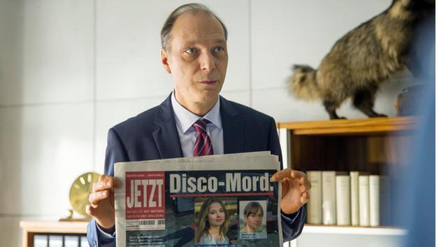 Peter Michael Schnabel (Martin Brambach) ärgert sich über die Berichterstattung, die Laura Nix als Zeugin verrät. Foto: MDR/Wiedemann & Berg/Daniela Incoronato Peter Michael Schnabel (Martin Brambach) ärgert sich über die Berichterstattung, die Laura Nix als Zeugin verrät. Foto: MDR/Wiedemann & Berg/Daniela Incoronato