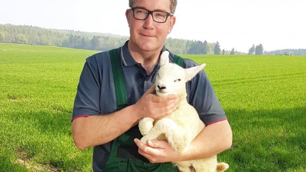Der Sauerländer Bauer Dirk hofft in der 14. Staffel von "Bauer sucht Frau" auf ein Frauchen für seine Pulloverschweine. Foto: RTL
