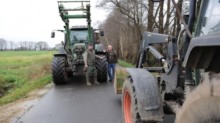 Die Alte Herrstraße ist für zwei Traktoren zu schmal. Heiner Kramer (links) und Hartwig Sudhaus-Middendorf zeigen, dass der landwirtschaftliche Verkehr es in Badbergen schwer hat. 